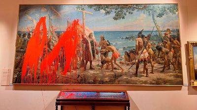 Dos activistas de Futuro Vegetal arrojan pintura roja sobre un cuadro de Colón en el Museo Naval de Madrid