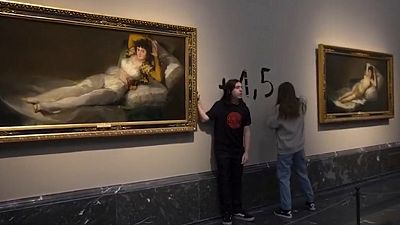 Dos activistas se pegan a los marcos de los cuadros de 'Las Majas' de Goya en el Museo del Prado