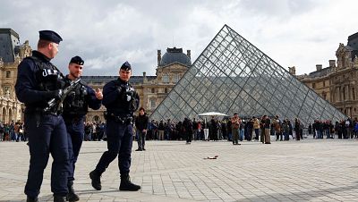 Detienen de manera provisional a los dos sospechosos del robo en el Louvre tras reconocer "parcialmente" su implicación