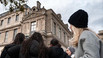 Las autoridades imputan a dos de los arrestados por el robo del Louvre cuyo botín sigue desaparecido