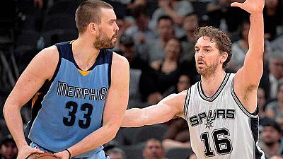 El duelo de los Gasol centra el arranque de los playoffs | Ver