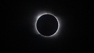 Un eclipse total de Sol oscurece Chile y Argentina