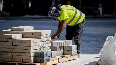 La economía creció un 0,8% en el segundo trimestre, una décima más de lo esperado, por el consumo y la inversión