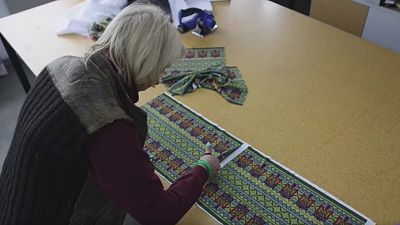 La economía de guerra llega a las fábricas ucranianas: de coser telas a realizar pañuelos patrióticos para el Ejército