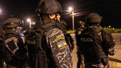 Ecuador asesta un "duro golpe" contra la banda criminal Los Lobos y detiene a 65 de sus miembros