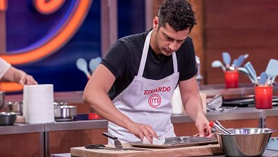 MasterChef Celebrity 8 | Eduardo Casanova corta su delantal para hacer trapos