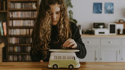 Educación financiera para niños: ¿a qué edad debería darle la primera paga a mi hijo?