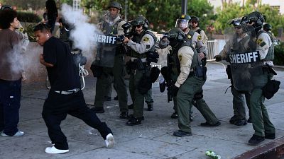 Las protestas contra la política migratoria de Trump continúan en Los Ángeles pese al toque de queda y las detenciones