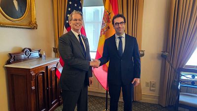 EE.UU. pide más gasto militar a España y muestra su oposición a la 'tasa Google' en la reunión con Cuerpo
