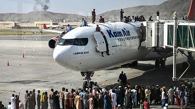 Miles de afganos tratan de huir de los talibanes en medio de la desesperación y el caos en el aeropuerto de Kabul