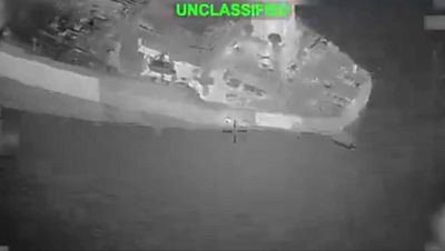 EE.UU. intercepta con un misil un petrolero que iba rumbo a la isla iraní de Jark e Irán responde con ataques a sus bases