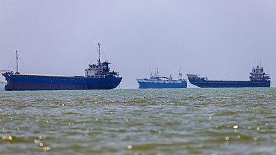 EE.UU. levanta las sanciones al petróleo iraní durante 60 días tras los avances en las negociaciones de paz con Teherán