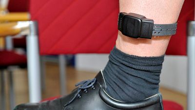 Eficaces pero problemáticas en localidades pequeñas: así se reparten las 4.550 pulseras antimaltrato