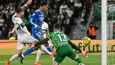 El Madrid tropieza de nuevo en Elche y mantiene el liderato por la mínima