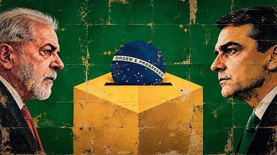 Ilustración de Lula da Silva y Flávio Bolsonaro de perfil frente a una urna dorada donde se deposita un voto azul con el lema "ORDEM E PROGRESSO" sobre el fondo verde de la bandera de Brasil.