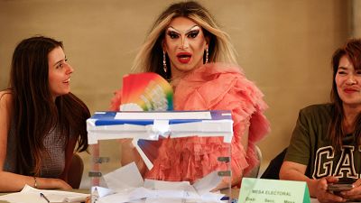 Trajes regionales, mascotas, 'drag queens' y hábitos religiosos: las mejores imágenes de las elecciones europeas