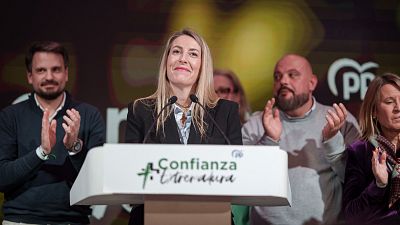 La presidenta de Extremadura, María Guardiola, durante el seguimiento de la noche electoral