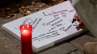 Varias personas dejan velas y mensajes de condolencias en la vivienda de Maricarmen. Varias personas dejan velas y mensajes de condolencias en la vivienda de Maricarmen.