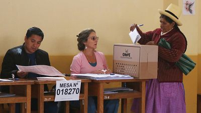Las autoridades electorales de Perú ampliaron una hora más el tiempo para votar