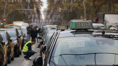 Taxis tallant els carrils centrals de la Gran Via Taxis tallant els carrils centrals de la Gran Via