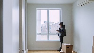 Una jove en una habitació buida acabada de llogar