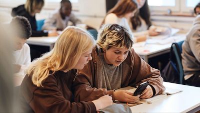 Els mòbils desapareixeran de totes les aules escolars el curs que ve