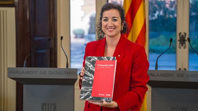 La consellera d'Economia i Finances, Alícia Romero, mostra el projecte de pressupost després de l'entrega al Parlament. (ACN | Marc Font) La consellera d'Economia i Finances, Alícia Romero, mostra el projecte de pressupost després de l'entrega al Parlament. (ACN | Marc Font)