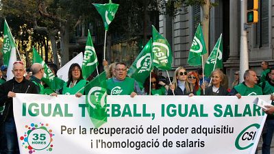 Trabajadores con banderas de CSIF se manifiestan en Barcelona por la igualdad salarial.