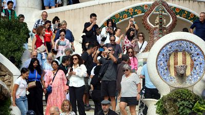 Turistes a l'escalinata del drac al Park Güell Turistes a l'escalinata del drac al Park Güell