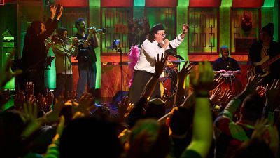 ¡Momentazo histórico! Elvis Crespo pone patas arriba La Revuelta cantando "Suavemente"