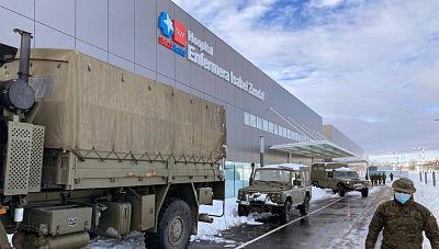 Los servicios de emergencia limpian las pistas de Barajas, los accesos a hospitales, Mercamadrid y almacenes de farmacia