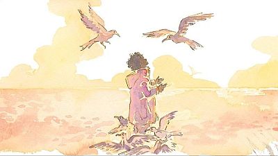 Personaje de espaldas con abrigo largo y pelo oscuro en playa con gaviotas al atardecer. Escena tranquila con tonos cálidos. Personaje de espaldas con abrigo largo y pelo oscuro en playa con gaviotas al atardecer. Escena tranquila con tonos cálidos.