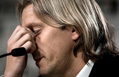 Después de diez años en el Real Madrid, Michel Salgado dice adiós. El lateral se ha emocionado al recordar a sus padres.
