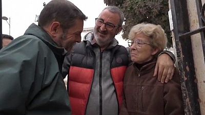 El emotivo reencuentro de varios afectados por la DANA con sus rescatadores: "Me dijiste que si me iba yo, te ibas tú"