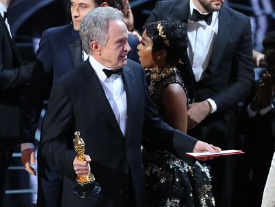 La empresa que gestiona las votaciones de la gala de los Oscar pide perdón por el error en las tarjetas