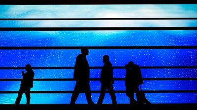 Diversos visitants en un dels passadissos durant la segona jornada de la vintena edició del Mobile World Congress (MWC)