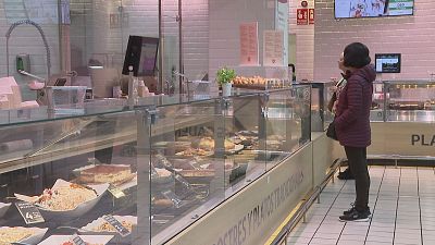 Cada vegada més supermercats opten per l'oferta de menjar preparat Cada vegada més supermercats opten per l'oferta de menjar preparat