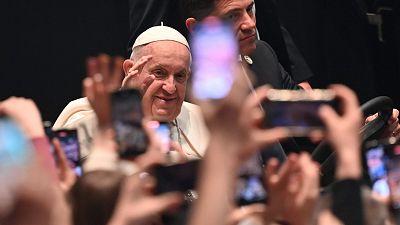 El papa a los jóvenes en Budapest: "La vida es real, no virtual y no sucede en una pantalla"