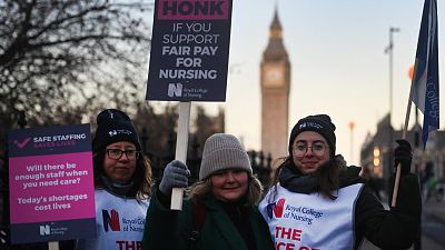 Los enfermeros del Reino Unido van por primera vez a la huelga para reclamar un aumento salarial