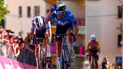 Enorme victoria de Pelayo Sánchez sobre Alaphilippe en la llegada con 'sterrato' del Giro a Rapolano Terme