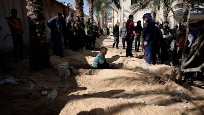 Entierran 150 cadáveres en el patio de un hospital de Gaza asediado por Israel