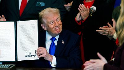 EE.UU. aplicará un arancel del 10% desde este martes, a pesar del anuncio de Trump de subirlo al 15%