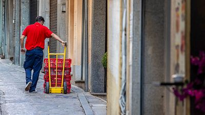 El empleo marca nuevo récord, pero sube también el paro | Ver