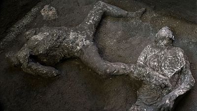 Un equipo de arqueólogos halla y reconstruye en Pompeya los cuerpos de dos hombres con sus ropas