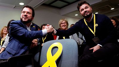 ERC aprueba el acuerdo con el PSOE y da luz verde a la investidura de Sánchez con la abstención de sus diputados ERC aprueba el acuerdo con el PSOE y da luz verde a la investidura de Sánchez con la abstención de sus diputados