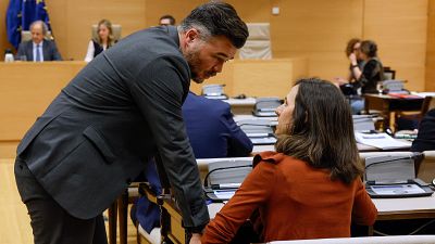 La líder de Podemos, Ione Belarra conversa con el portavoz de ERC, Gabriel Rufián, en marzo de 2025 en el Congreso La líder de Podemos, Ione Belarra conversa con el portavoz de ERC, Gabriel Rufián, en marzo de 2025 en el Congreso