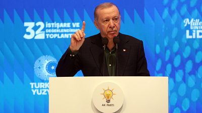 Erdogan celebra el desarme del PKK como una victoria militar y promete "abrazar" al pueblo kurdo