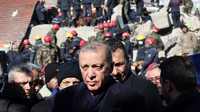 Erdogan reconoce dificultades en los rescates ante las críticas por su gestión y promete ayudas a los afectados