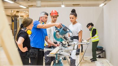 'Escuelas de segunda oportunidad', una iniciativa social que ayuda a los jóvenes que han abandonado los estudios