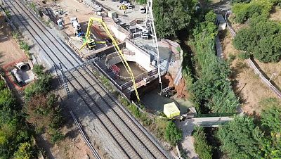 Imtge aèria del forat causat per l'esfondrament parcial d'una paret en un dels pous de les obres del soterrament de les vies a Montcada